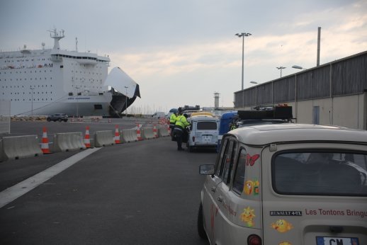 2A2A1053boardingferry.jpg