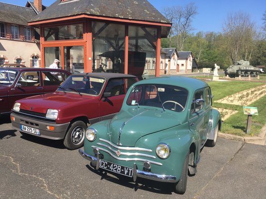 4CV 1955, 974 green, sunshine in Berry.JPG