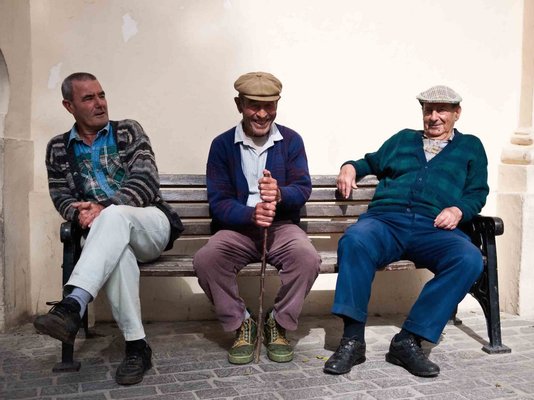 three-men-on-a-bench-1-von-1.jpg
