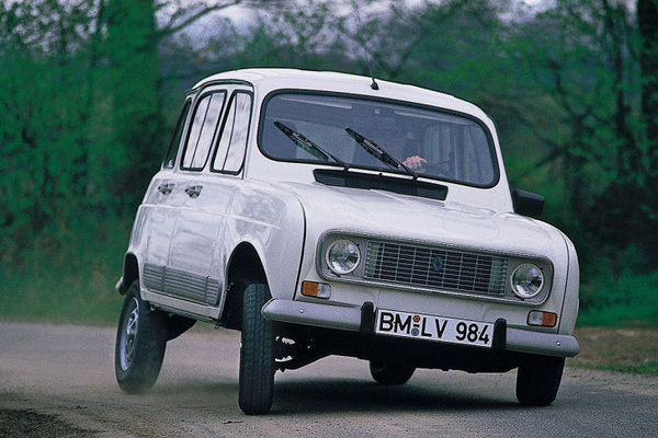 Renault 4 GTL leaning.jpg