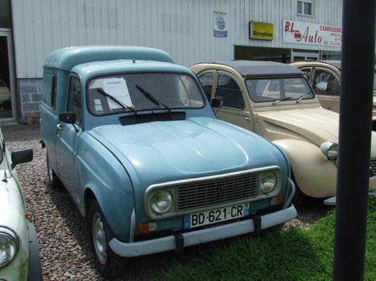 Old Renault 4.jpg