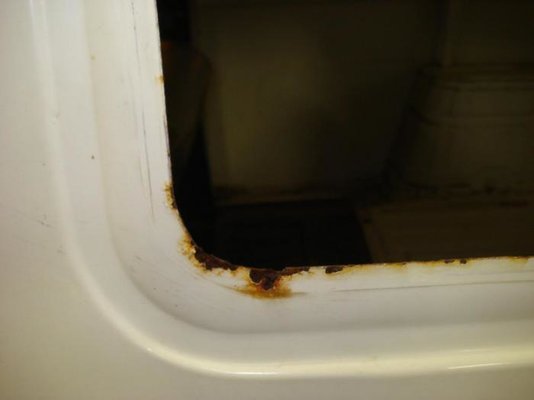 020 Corrosion entourage vitre.jpg