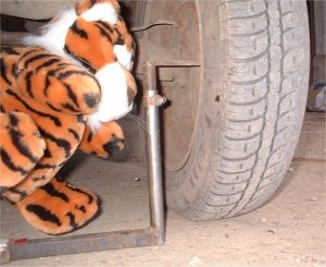 Cat measuring rear suspension track 