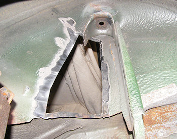Cutting a great big hole from the wheelarch was sufficient to de-rust
